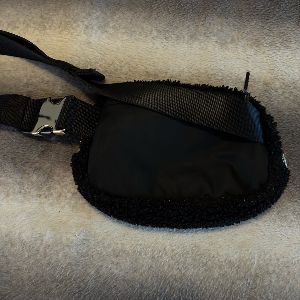 Lululemon Everywhere Fuzzy Sherpa Fleece Belt Bag Fanny Pack Black Gold Hardware - Picture 9 of 12